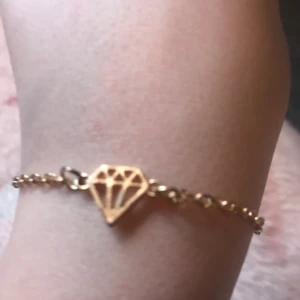Ett armband med diamant - Hej jag säljer detta armband i guld. Det är använt typ 2 gånger. I bra skick!💗