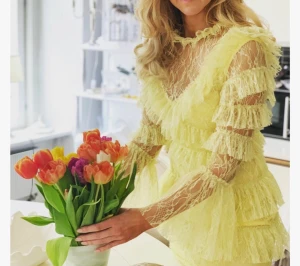 By Malina spetsklänning Small  - Ny (endast använd för fototagning) By Malina klänning i spets. Färg gul och storlek small 