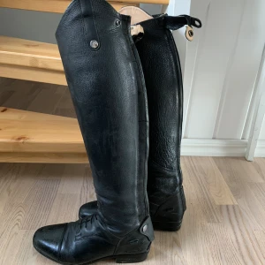 HorseLife Ridstövlar  - Använda ca 10-15 ggr så i fint skick! Svarta i storlek 40 R/N (mått kan ses på bilden) dem är stretchiga så passar även något större vader 🐎 Köp direkt eller kontakta vid frågor ⭐️