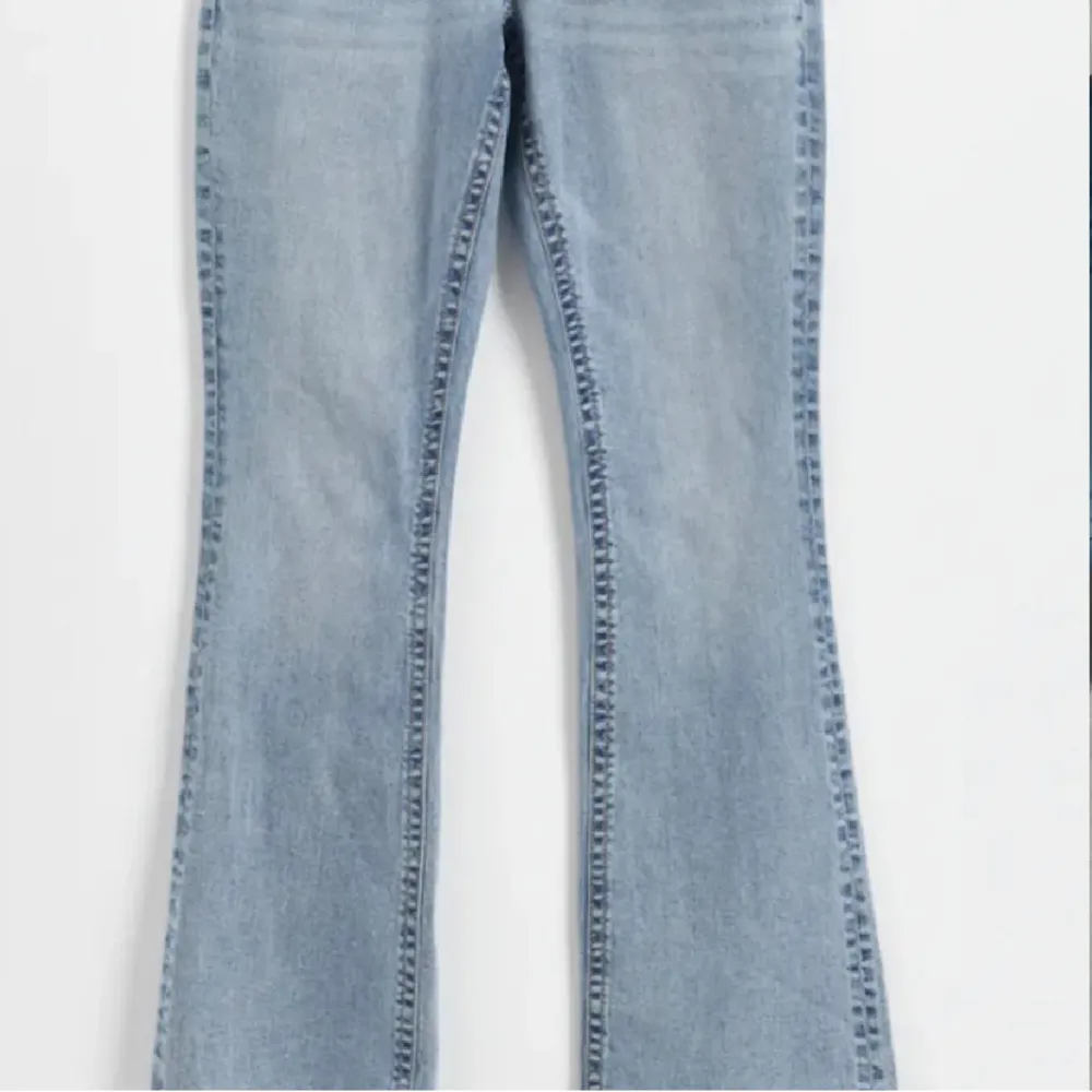 Jättesnygga jeans från Gina tricot, använda endast en gång och i superbra skick! Säljer då de är lite stora för mig💕skriv privat för egna bilder. Köpta för 500 Priset kan diskuteras 💕. Jeans & Byxor.