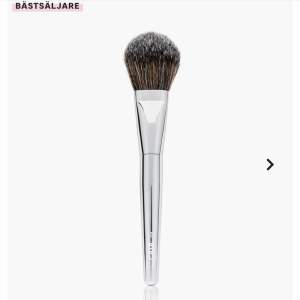 Söker denna sminkborste!!☺️ Paddle powder brush 04!🙏🏼🙏🏼