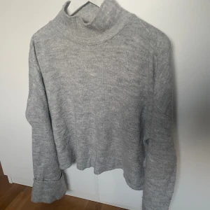 Stickad tröja - Jättemysig stickad tröja ifrån gina tricot, för fler frågor så är det bara å skriva, om du vill köpa så tryck på ”KÖP NU”🩷