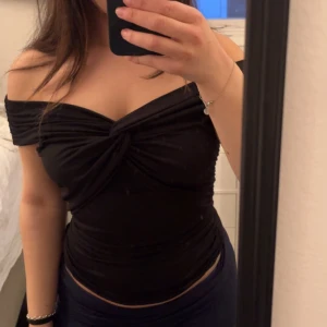 Off shoulder topp - Superfin topp från bikbok i nyskick (sista bilden är samma modell fast i annan färg)💕säljer även i vitt