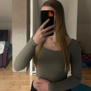 Träningströja - Nu säljer jag denna snygga träningströja! Knappt använd och inga slitage🤩 Tröjan är ribbad (se tredje bild), croppad, den är i storlek S men tänk på att den sitter tight🫶 Va inte rädda för att ställa frågor🫶