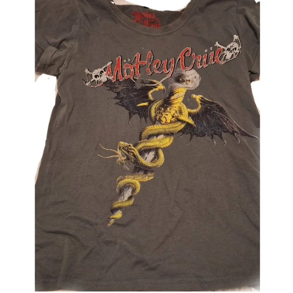 En Mötley Crüe t-shirt från deras 2010 turnering - Storlek L men passar även M. Svåra att hitta och i utmärkt skick ❣️ Ge gärna prisförslag!. T-shirts.