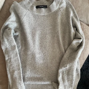 Stickad tröja - Stickad tröja från Veromoda, lite nopprig men annars i bra skick.