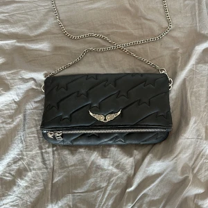 Zadig väska super gullig och passar till allt💕💕 - Säljer min jätte fina Zadig väska. 💕Skriv gärna om mer frågor svarar alltid på allt 💞💞 original pris 4,500kr 💕