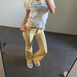 Gula Low waist linne liknande byxor - Så fina Low waist byxor som jag skulle säga känns som linne byxor nästan. Sitter som en smäck och jag brukar ha xs i kläder. Jag är 165 cm och de är långa på mig men sitter så snyggt. 