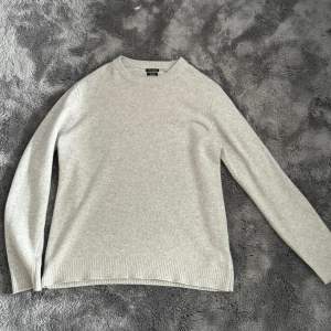Säljer denna gråa Massimo dutti tröja  Kvalite 9/10 knappast använd  192/94 kilo  Storlek L