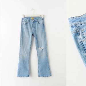 Säljer dessa ljusblåa jeans med två ”hål” ifrån Gina i storlek 158😊 Säljer då dom är för korta för mig och nypris var 349 och jag säljer för 150 kr + frakt, men pris går att diskutera vid snabb affär. Hör av dig om du har några funderingar!
