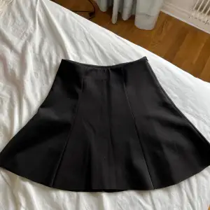En fin basic svart kjol som alltid går hem 💞 Största barnstorleken men passar även dig som har storlek XS 💗