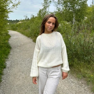 Stickad tröja från designbysi  - Säljer en krämig vit stickad tröja i strl xs/s från design by si. Använd fåtal gånger så är i nyskick. Nypris ligger runt 490kr och säljer för 299kr. Använd gärna köp nu 💗