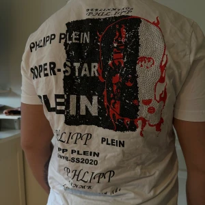 Philipp Plein t-shirt  - En snygg tischa från Philipp Plein. Perfekt nu till sommaren, grymt skick! 10/10 🤝🏽 Modellen på bilden har strl M och är 173 lång
