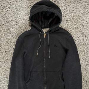 Hej! säljer denna riktigt snygga burberry zip hoodie i fint skick, 8/10, Storlek XXL passar XL, Såklart ÄKTA!  Vid frågor är det bara att höra av sig👌 Postar Spårbart via Postnord📦  