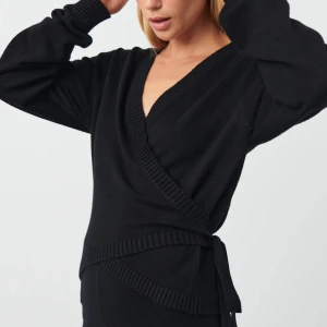 homewear wrap cardigan  - populär omlott kofta/cardigan från gina som ofta är slutsåld, ”homewear wrap cardigan”, endast använd 2 ggr så fint skick, strl S, 299kr