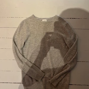 John Henric Kashmir Tröja - Säljer nu denna Kashmir tröja från John Henric i storlek s, tröjan är i nyskick.