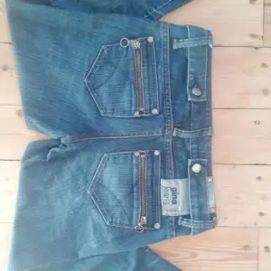 Jättefina low waist jeans från Gina, knappt använda i storlek 32/34💗💗