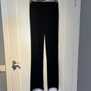 Byxor - Oanvända byxor ifrån lager 157 med slits. Kom privat för fler bilder eller om du har några frågor. Priset går att diskuteras. (Lägger upp igen)