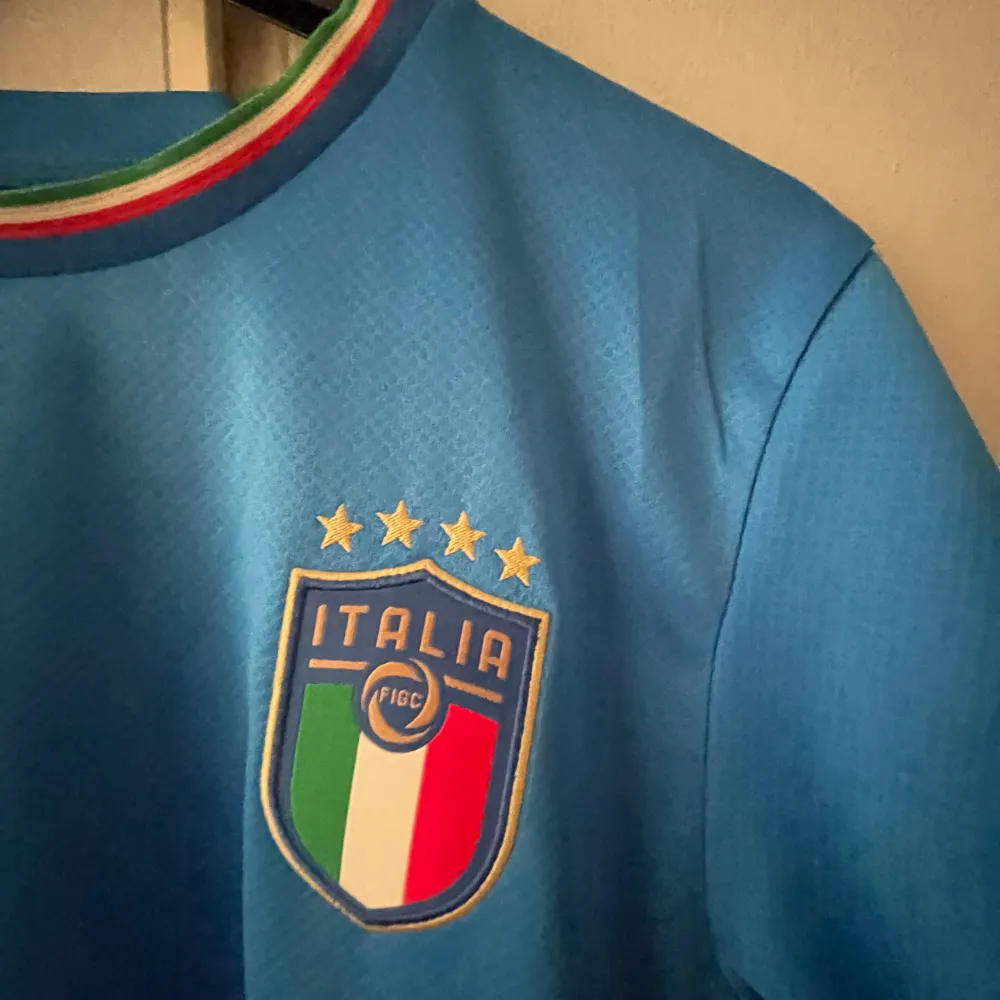 Italiensk landslagets tröja från 2022/23 i topp skick!!. T-shirts.