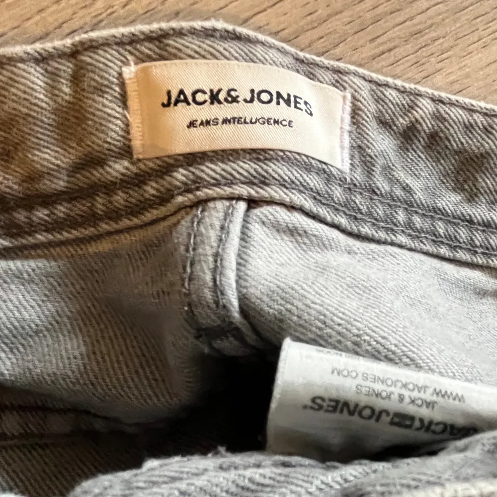 Säljer nu ett par skit snygga och trendiga 💸🥂.st30-32. säljer pga att de inte gått till använing (sparsamt använda i 1 månad) så skit 9.5-10  . Jeans & Byxor.