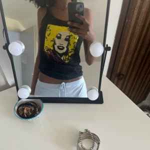 Linne - Ett linne som enligt lappen kommer från Continental. Brukar vanligtvis ha xs, skulle säga att den sitter som en S. Snygg print.⚡️