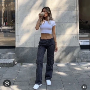 Cargobyxor från Zara - Säljer ett par superfina cargobyxor i en mörk grå färg från Zara som tyvärr är för små för mig. Pris kan diskuteras vid snabb affär! Tveka inte om att höra av er ifall ni har frågor eller vill ha fler bilder!