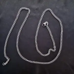 Säljer nu dessa vackra pansarlänks halsband som är silverpläterade och i god kvalité. Halsbandet i sig är väldigt tunnt och därmed ger en elegant design till din outfit, för endast 150kr :)