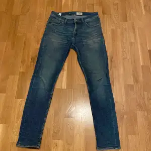 Tja säljer dessa blåa Tiger of Sweden jeans för 300kr.  Dem är storlek 30/32. Inga defekter. Nypris 1600kr. Skriv om du har en fråga eller vill köpa.