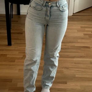 Jeans från Gina tricot  - Bra skick  Inga skador  Storlek 32