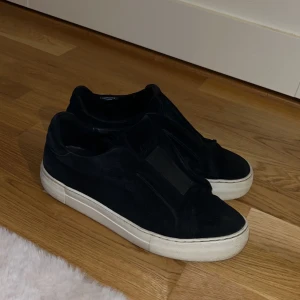 Arigatos - Säljer mina älskade arigatos då de ej är till användning längre. Storlek 38,5 men passar även en 38/39. Köpt från hemsidan Axel arigato o säljs för 600. Köparen står för frakten. Priset kan diskuteras vid snabb affär!