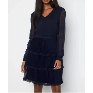 Blå volangklänning - Underbar blå klänning med volanger och jättefina detaljer! Passar bra nu till sommaren och till lite finare sammanhang. Köpt för 800 kr❤️ Aldrig använd