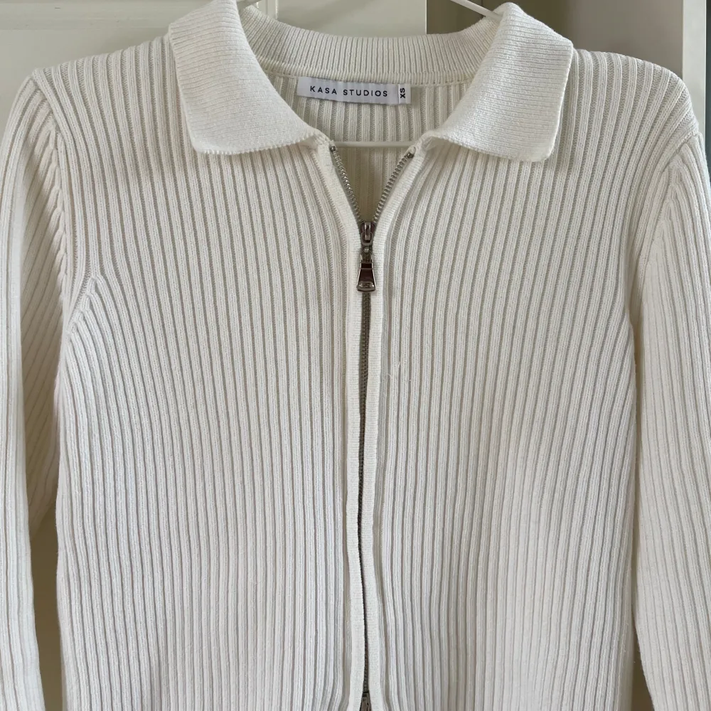 Säljer denna fina zip-tröja i vitt. Samma tröja som Matilda har på sig på första bilden (lånad).Den sälj inte längre men köptes från Kasa Studios för 799 kr.I storlek XS men är mjuk och stretchig. Den har zip både uppe och nere. Köp direkt för 450 kr. Tröjor & Koftor.
