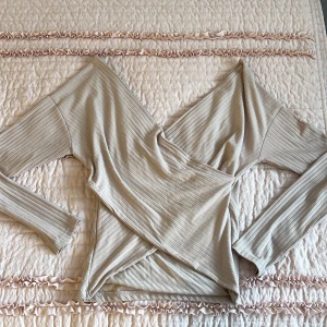 Beige topp - Väldigt ny och oanvänd topp 