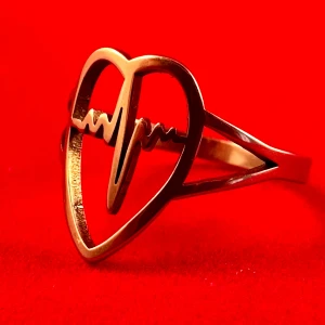 Vacker ring i rostfritt stål - En ring med en diameter på ca 16 mm i rostfritt stål. 