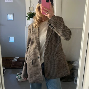 Kavaj - Perfekt kavaj! As snyggt till vardags men kan också dressas upp🥂👌🏼 storlek 42, jag har vanligtvis storlek 34/36 men sizeade upp då jag ville ha den oversized! Från gina. Köpt för cirka 2 år sedan, använd 1-2 gånger🌼