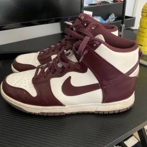 Nike dunk - Ett par nästan helt nya dunks som bara är använt ett fåtal gånger. Pris kan diskuteras.