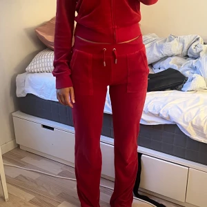 Rött Juicy couture set - Rött Juicy couture set i bra skick, knappt använda, säljer för att de inte används. Skriv gärna om du har frågor💕 
