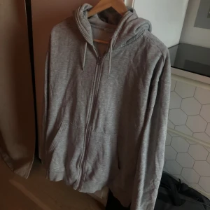 Weekday tjocktröja - Helt oanvänd grå weekday zip tröja med 10/10 skick!!👊🏻 Denna tröja är i storlek L och har nypris på 600kr men säljs här för 250+frakt om inte mötas upp, detta med tanke på att den är helt oanvänd!!👏