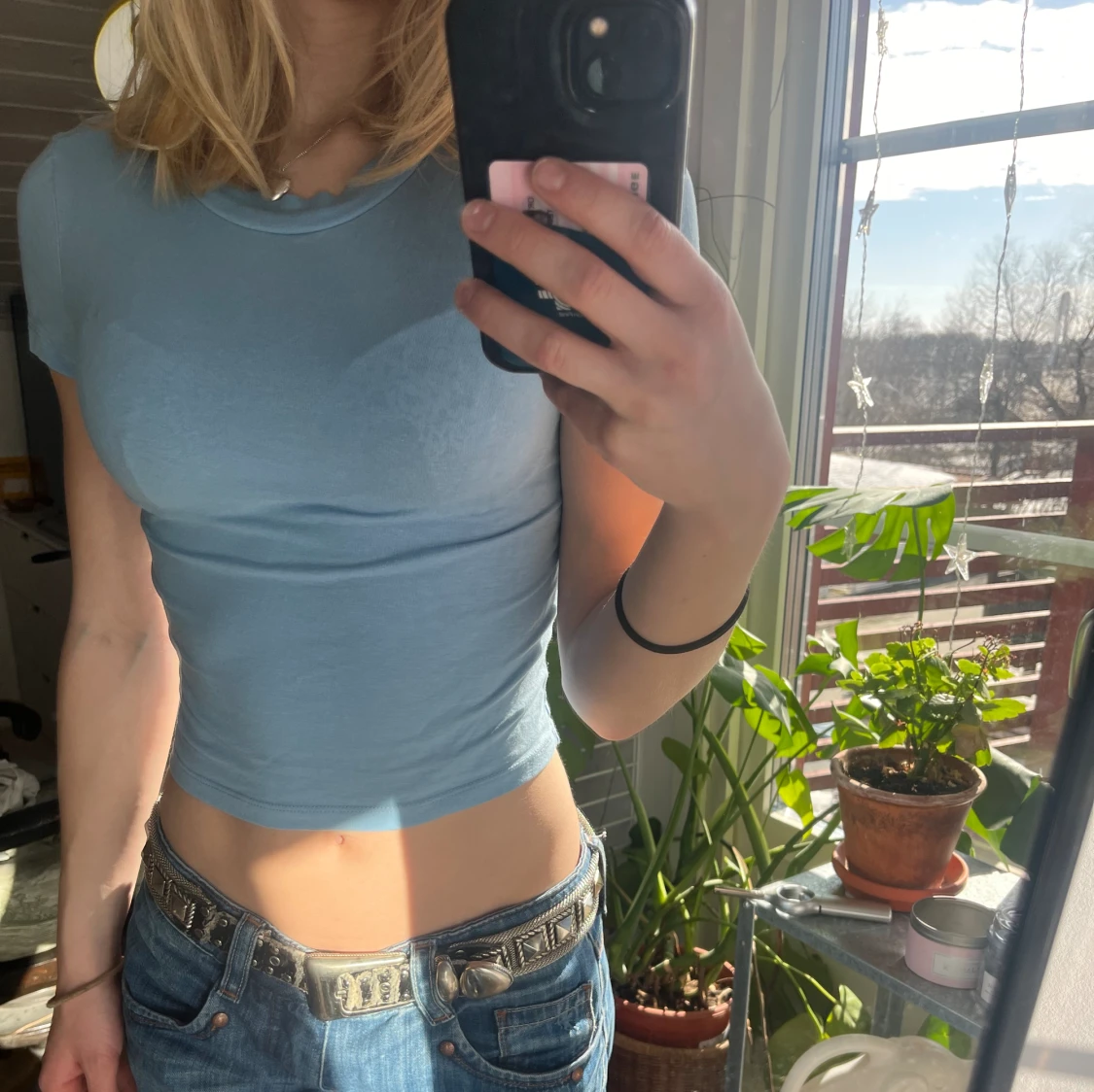 figurnära, blå t-shirt