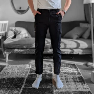 Chinos med benfickor  - Chinos / smala cargobyxor från Mouli. Byxorna är i bra skick. Jag på bilden är 182 cm lång och väger 75 kg.