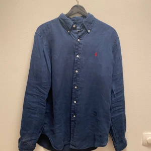 ralph lauren linneskjorta  - Säljer nu min ralph lauren linneskjorta i storlek M. Skicket på den är 9/10. Perfekt nu till sommaren ny pris 2000kr Mitt pris 599k.