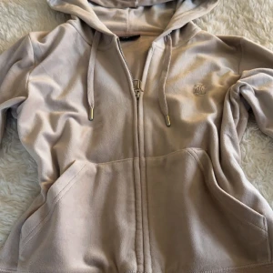 Juicy couture kofta - Juicy couture kofta, nyskick🤍 Köpt på NK alltså äkta🤍