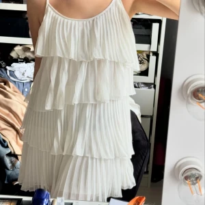 Vit klänning - Vit klänning i storlek M, men passar även S! 🤍 390 kr