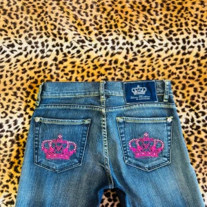 2000s victoria beckham jeans - FAST PRIS INKÖPTA DYRT - ✰*฿✩‧₊˚ läs gärna köpvillkoren innan köp - FAST PRIS ✰ står W28 men midja: 36 (så mer W26) och innerben: 84 cm. jag är 158 och dem är alldeles för långa, slim bootcut lowrise modell ✰ inga märkbara defekter, i nyskick ✰ skriv vid frågor💋