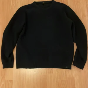 Lee stickad tröja - Mycket bra skick, inga defekter, använd ett tiotal gånger. Står M men sitter som L/XL
