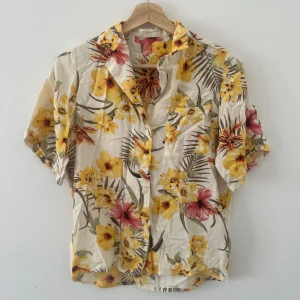 Skjorta - Fin skjorta/ blus köpt second hand