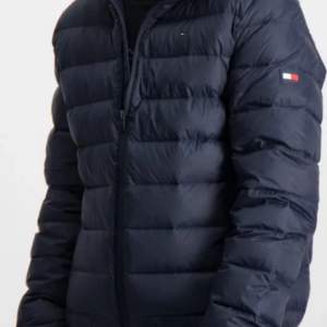 Säljer denna Tommy hilfiger jackan för att den är för liten. Den är i väldigt bra skick, ser ut som ny. Köpt för 1200.