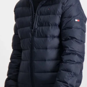 Tommy hilfiger - Säljer denna Tommy hilfiger jackan för att den är för liten. Den är i väldigt bra skick, ser ut som ny. Köpt för 1200.