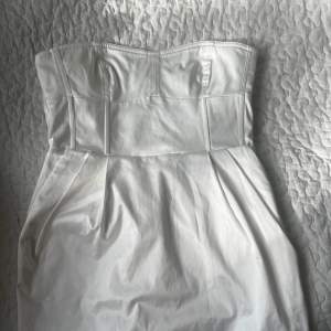En vit korsett klänning köpt second hand men är ursprungligen från Gina tricot. Passar perfekt till fest eller student! Storlek 36 men skulle säga är mindre i storleken.