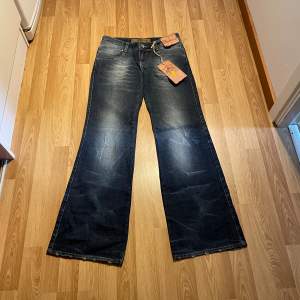 (21) lågmidjade bootcut jeans helt nya med lappar kvar, midjemått rakt över 38 cm, innerbenslängd: 82 cm 🩵